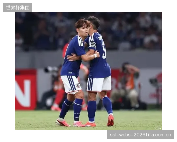菅原由势的右路助攻能力是日本队进攻重要手段,他与久保建英的配合备受瞩目。 菅原由势的右路助攻能力是日本队进攻重要手段,他与久保建英的配合备受瞩目。